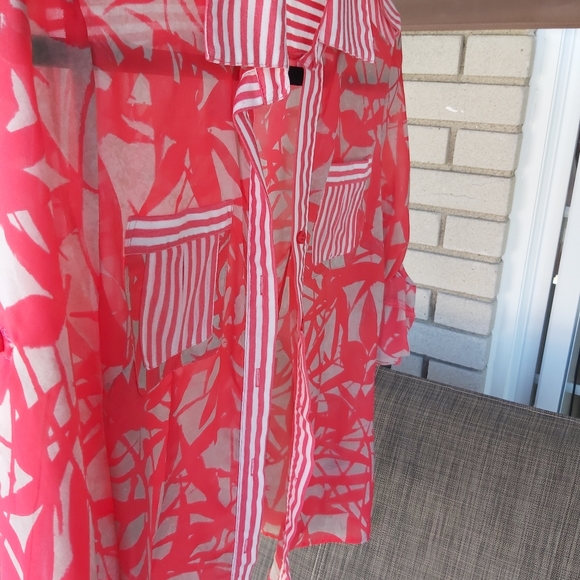 Floral long sleeve shirt **GREAT FOR THE SUMMER - Picture 2 of 5